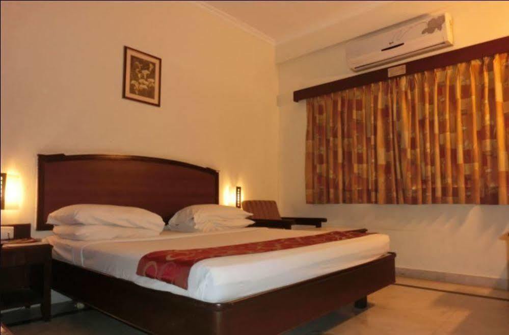 Hotel Thulashi Park Ченнаї Екстер'єр фото